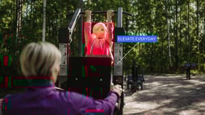 Two woman training at Omnigym outdoor gym in Helsinki