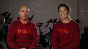 Två nöjda kunder från friskis och svettis som investerat i ett utegym med justerbara vikter